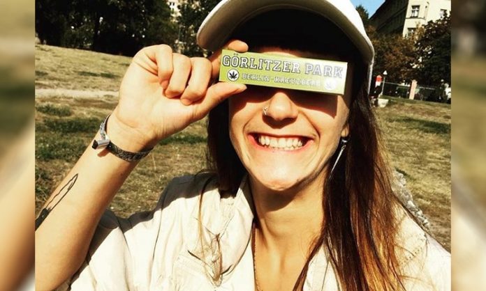 Eine Frau hält sich Görlitzer-Park-Blättchen vor die Augen
