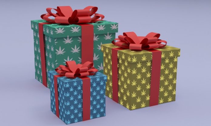 Drei Präsente, die mit Cannabis-Geschenkpapier eingewickelt wurden