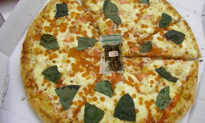 Fotomontage: Pizza mit Cannabis-Tütchen