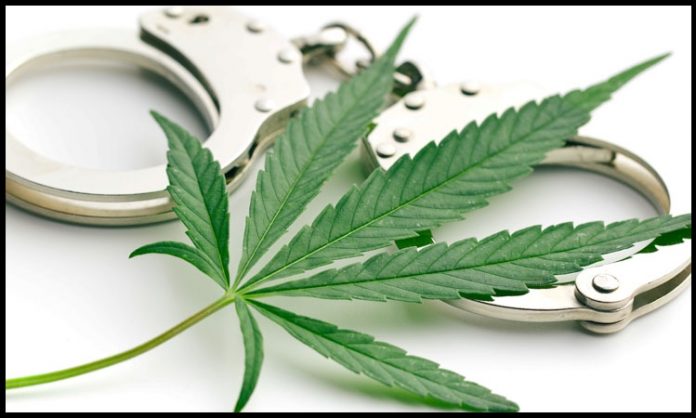 Handschellen und Cannabisblatt