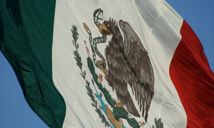 Eine im Wind wehende mexikanische Flagge