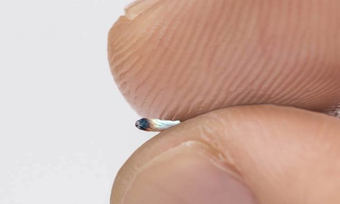 Makroaufnahme eines winzigen Joints zwischen zwei Fingern