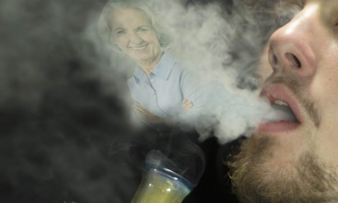Fotomontage: Ein Bong-Raucher stößt Qualm aus, in dem sich eine ältere Frau materialisiert