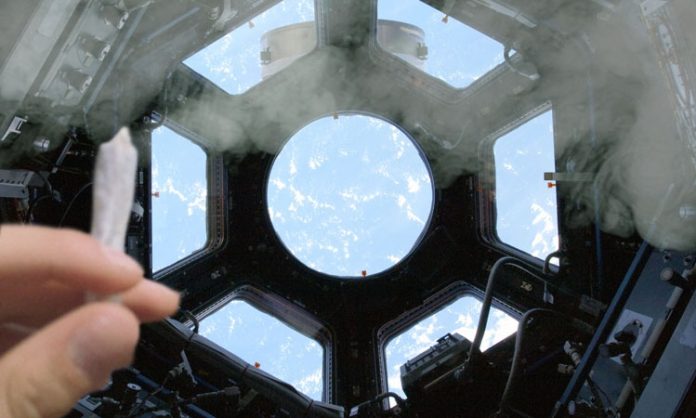 Fotomontage: Astronaut raucht Joint