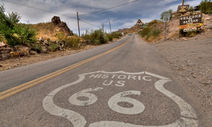 Blick auf den Asphalt der weltberühmten Route 66 in Arizona