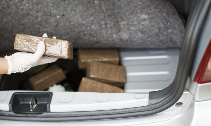 Haschischplatten im Kofferraum eines Autos