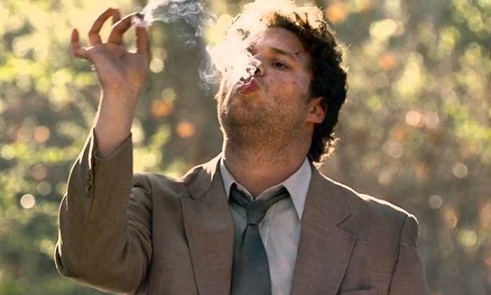 Seth Rogen raucht einen Joint, Szenenfoto aus „Ananas Express“