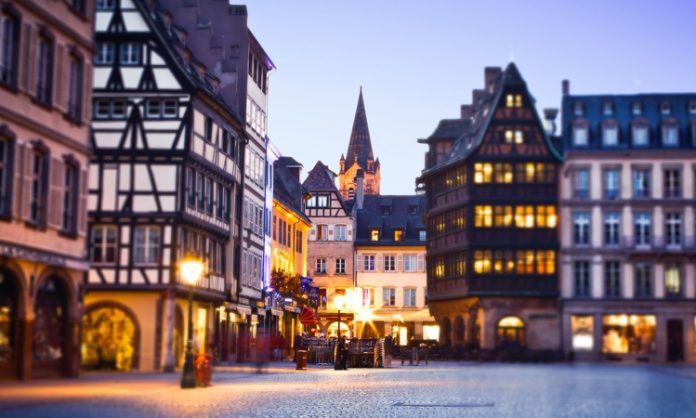 Eine Ansicht von Straßburg in der Dämmerung