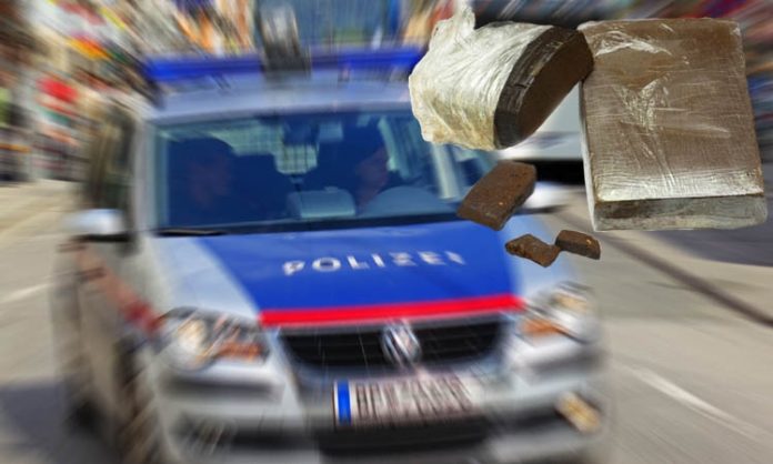 Fotomontage: fahrender Polizeiwagen und Haschisch