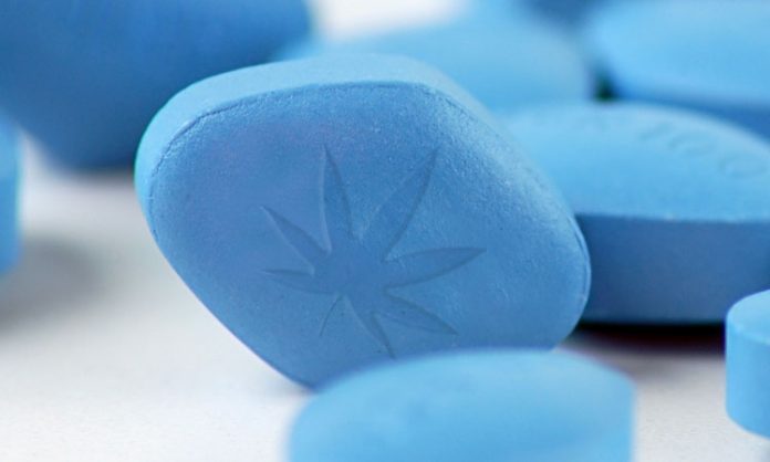 Fotomontage: blaue Viagra-Pille mit imprägniertem Hanfblatt