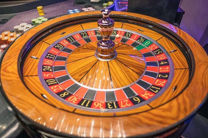 Ein Roulette-Kessel in einem landesbasierten Casino