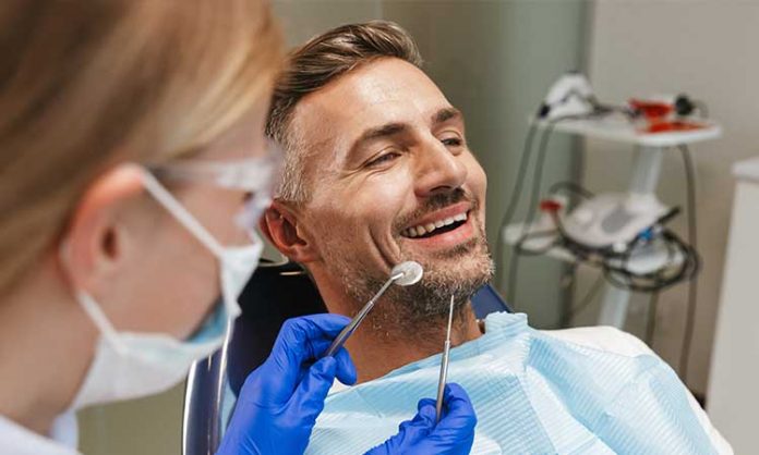 Fröhlicher Patient beim Zahnarzt